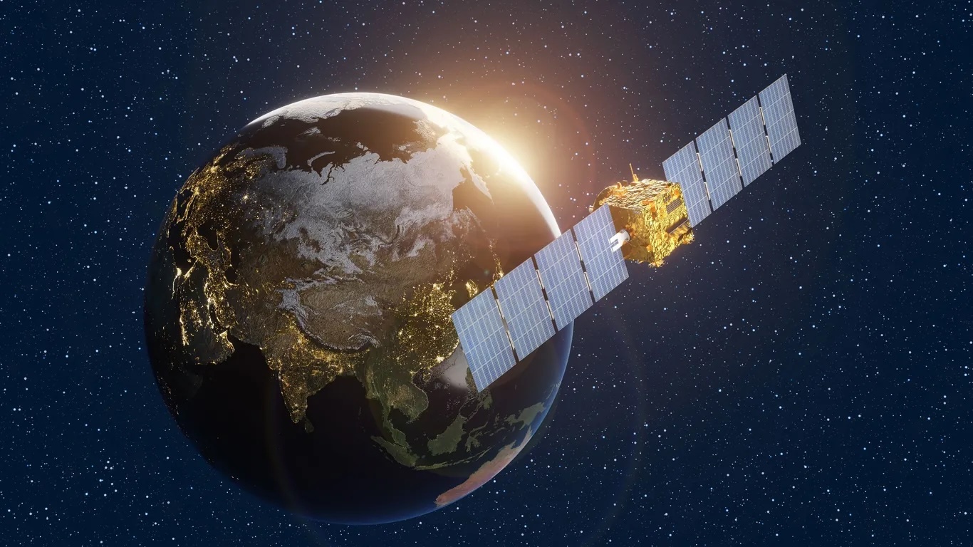 ein-satellit-kreis-um-die-erde-symbolbild-russland-hat-wohl-eine-waffe-entwickelt-um-andere-satellit