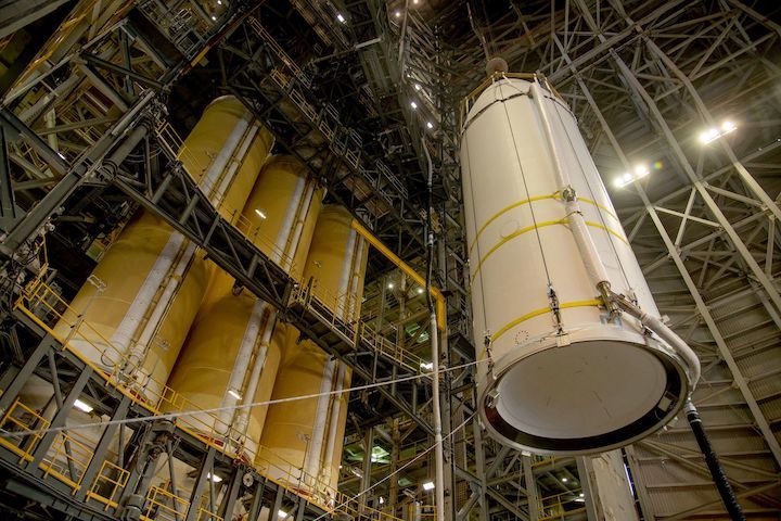 040821-deltaiv-heavy-nrol82-a-ula-2000x1333-2400-1601-80-s-c1