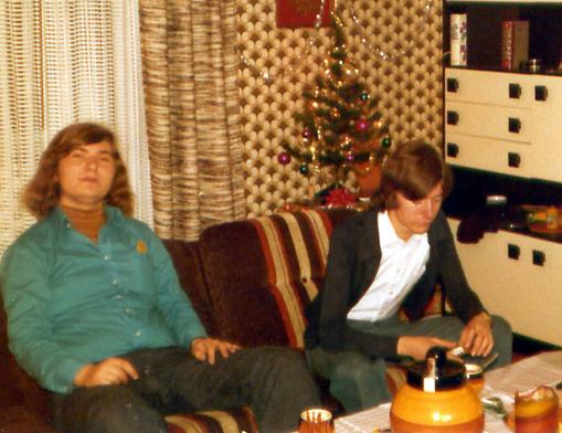 1976-12-ca-Werner Walter und Hansjürgen Köhler  bei  Silvesterfeier bei Freunden im Gründungsjahr von CENAP