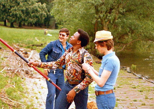 1977-05-a-CENAP-Mitarbeiter Engelbert Aviles (1.v.L) mit Freunden
