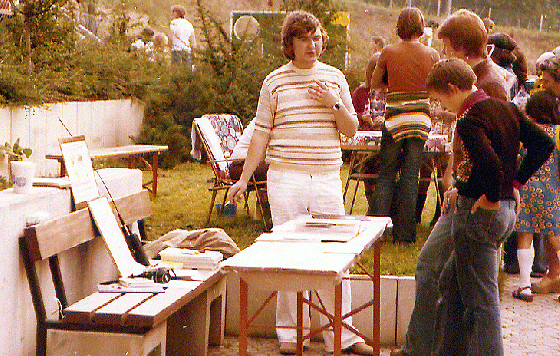 1977-09-ai-Werner im Gespräch mit interessierten Jugendlichen am CENAP-Info-Stand in Heidelberg-Emmertsgrund