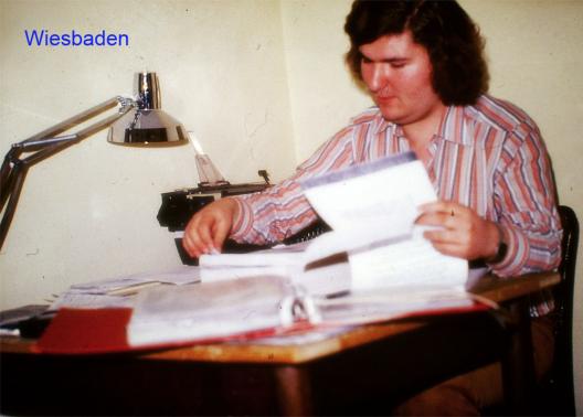 1980-09-wa-Werner sieht Blue-Book-Kopien bei Klaus Webner durch