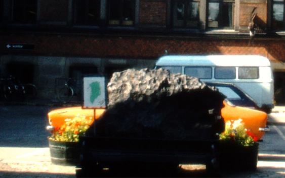 1981-08-ma-Meteorit vor Naturkundemuseum-Kopenhagen