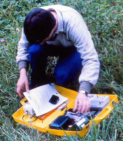 1981-10-ag-HW Peiniger-GEP mit Feldforschungskoffer in Syrgenstein