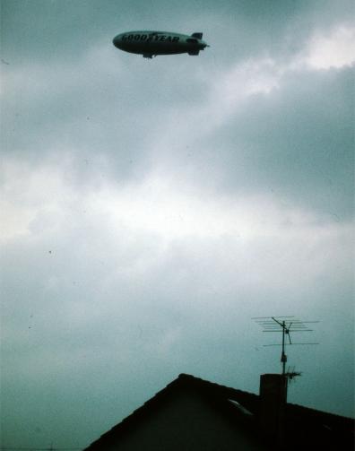 1982-08-z-Goodyear-Werbeluftschiff u00fcber Mannheim - Ufo-Fall-Rheinufer-Mannheim
