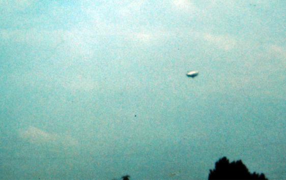 1982-08-zae-Goodyear-Werbeluftschiff u00fcber Mannheim - Ufo-Fall-Rheinufer-Mannheim