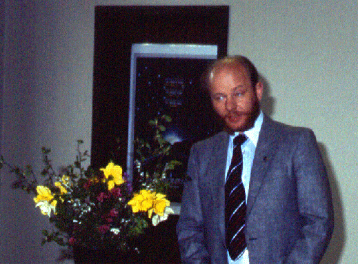 1983-03-aj-SUFOI-Leiter Peter A.Hansen bei Eru00f6ffnungs-Rede