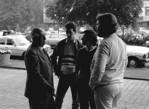 1983-10-zi-vonKeviczky mit Jochen, Hansju00fcrgen und Werner im Gespru00e4ch -OGH