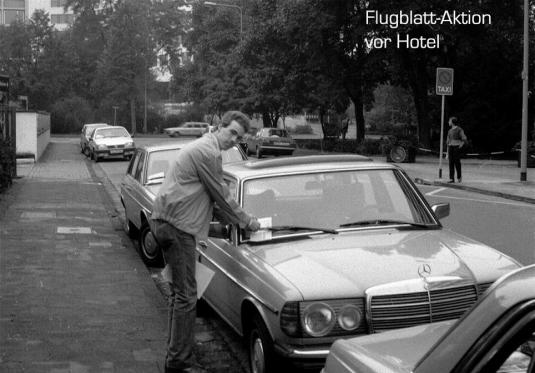 1983-10-zm-Jochen bei der Flugblatt-Aktion