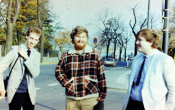 1984-04-aa-Jochen, Werner un d Roland vor Verteidigungsministerium der Bundeswehr in Bonn