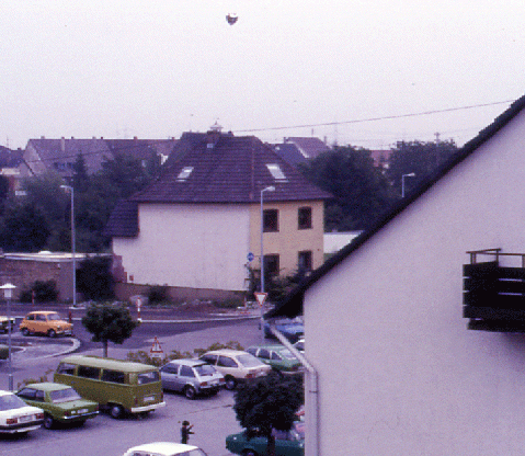 1984-08-bb-Folienballon an der Leine....