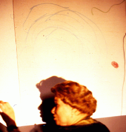 1984-10-aj-u00c4ltere Dame der DUIST erklu00e4rt Werner Walter mit Permanent-Marker auf der Dia-Leinwand den Kosmos...