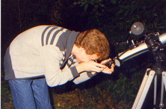 1986-08-ac-Jochen mit Teleskop bei CENAP-Grillfete