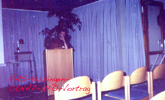 1990-05-ab-Wenige Minuten vor Einlass der Zuhörer in der VHS-Bissingen