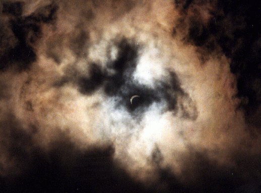1999-08-dwb-SoFi - Kurz vor der totalen Sonnenfinsternis in Wolkenlücken