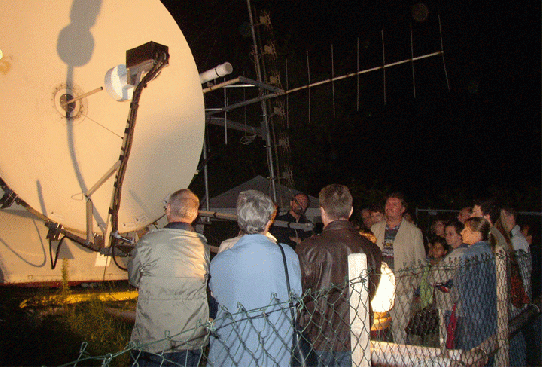 2004-09-azj-Großes Interesse der Besucher bei Erklärung des Radio-Teleskopes