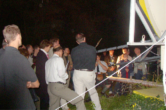 2004-09-azk-Peter Wright beim Erklären des Radio-Teleskopes
