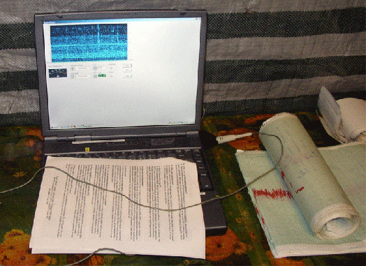 2004-09-azn-Radio-Teleskop-Aufzeichnungen im Info-Zelt