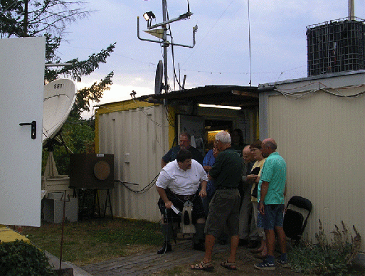 2005-09-bz-Peter erklärt die Funktion der Radiosternwarte