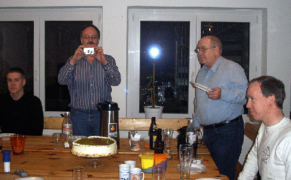 2006-04-eob-30 Jahre CENAP-Fete v.L,: Dennis, HW, Oskar und Jochen