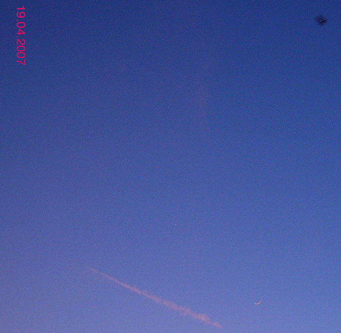2007-04-awb-Venus+Mondsichel-Aufnahme mit Insekteneinflug