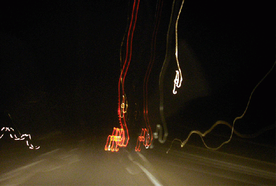 2007-09-bb-Verwackelte Lichtquellen aufgenommen bei BAB-Fahrt und entgegenkommendes Flugzeug (rechte obere weiu00dfe Lichtquelle) bei Frankfurt.