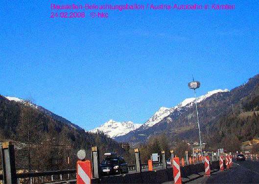 2008-02-754-Baustellen-Beleuchtungsballon in Österreich, sahen in der Nacht wie tieffliegende Flugzeuge aus, da der Haltemast aus der Entfernung nicht gesehen wurde. Autobahn Salzburg-Tauern