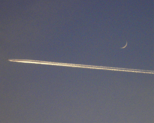 2008-02-dga-Überflieger bei Mondsichel