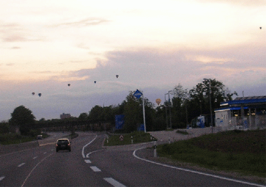 2008-05-akb-Heiu00dfluftballons u00fcber BAB bei Viernheim
