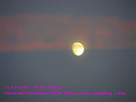 2008-10-cb-Mond mit Kondensstreifen bei Sonnenuntergang