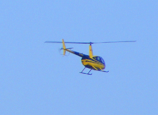 2009-04-d-Überflug von Flugschulen-Helikopter über Mannheim