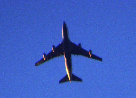 2009-04-dj-Überflieger bei Sonnenuntergang