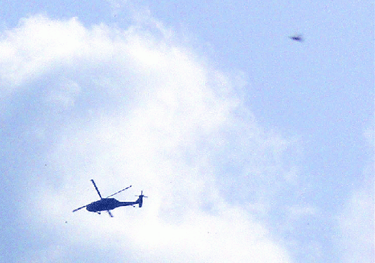 2009-05-aeg-Helikopter mit Insekten-Ufoeffekt