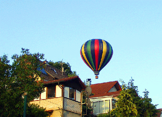 2009-05-er-Heiu00dfluftballon-Anflug und Landung in kleiner Gru00fcnanlage bei Lu00fctzelbach - Odenwald