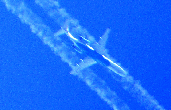 2009-06-azab-Überflieger unter Kondensstreifen