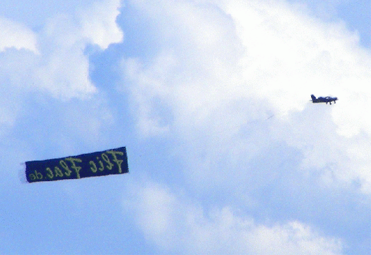2009-06-bx-Überflieger mit Werbebanner