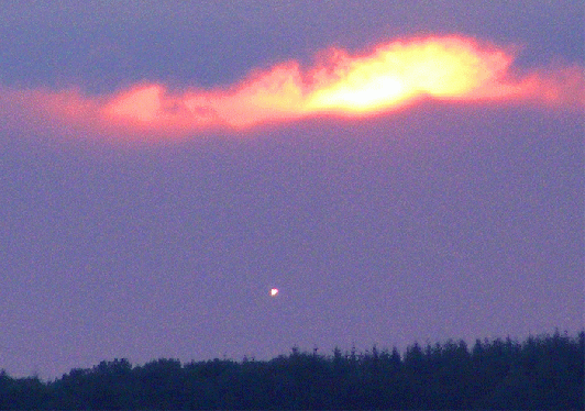 2009-07-fbeb-Sonnenuntergang und Flugzeug-Landescheinwerfereffekt