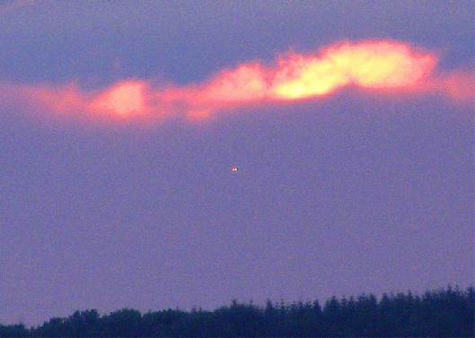 2009-07-fbec-Sonnenuntergang und Flugzeug-Landescheinwerfereffekt