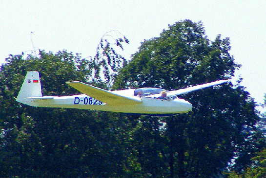 2009-08-bn-Segelflugzeug im Landeanflug bei Vielbrunn - Odenwald
