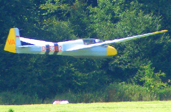 2009-08-bnl-Segelflugzeug mit Thermikflimmern im Landeanflug