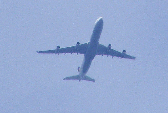 2009-08-fbl-LH-A-340-Überflieger