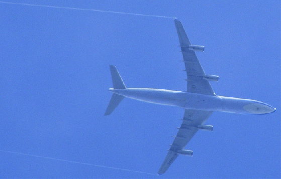 2009-08-fbr-Überflieger bei Treibstoff-Ablassung