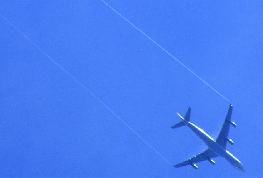 2009-08-fbra-Überflieger bei Treibstoff-Ablassung