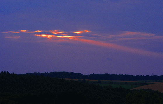 2009-08-ffda-Sonnenstrahleneffekt bei Sonnenuntergang über Odenwald