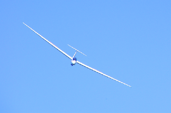 2009-08-hmh-Segelflugzeug über Wasserkuppe