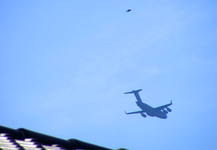 2009-09-abff-Rauchschwalben-UFOeffekt mit C-117-USAF-u00dcberflug