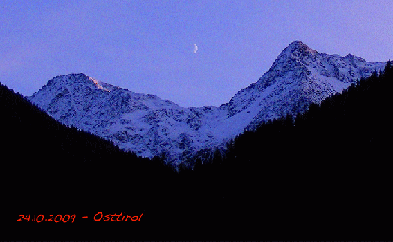 2009-10-dvc-Mond u00fcber Osttirol bei Sonnenuntergang