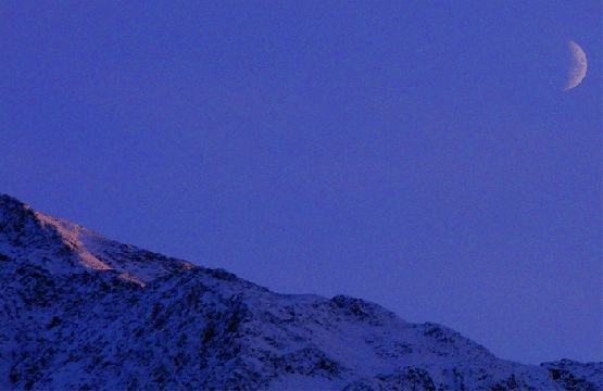 2009-10-dvcaa-Mond u00fcber Osttirol bei Sonnenuntergang