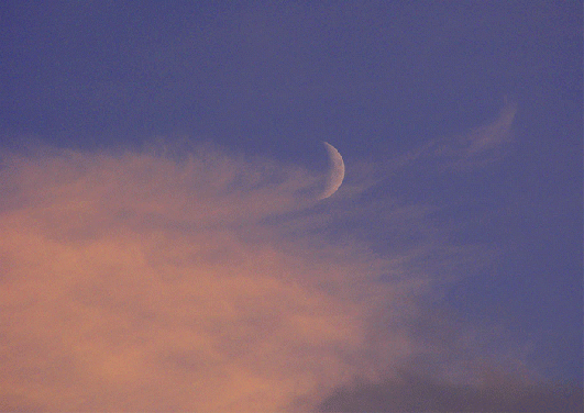 2009-11-fh-Mondsichel u00fcber Odenwald bei Sonnenuntergang