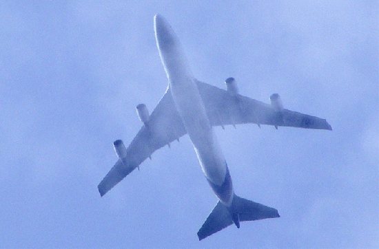 2010-04-bcna-Überflieger in Nebelwolken